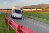 特斯拉官方發(fā)布純電動卡車Semi測試視頻 性能驚人