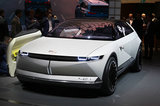 現(xiàn)代全新電動(dòng)車即將發(fā)布 雙向充電/還配像素化燈組