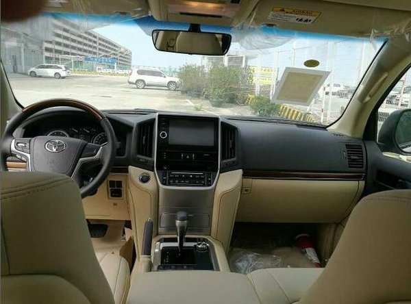 2017款丰田陆地巡洋舰4000现车价格直降-图4