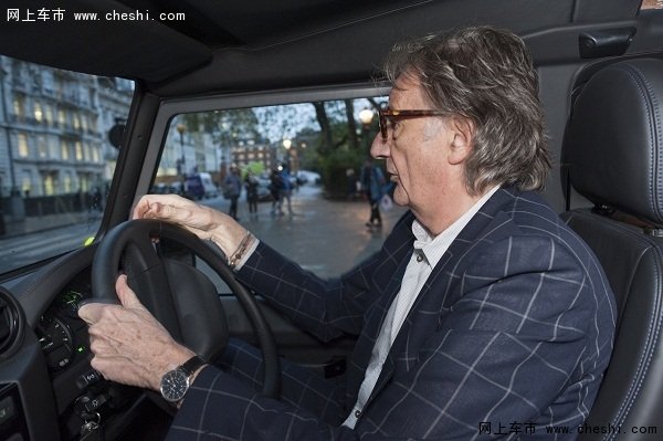 路虎发布Paul Smith特别版卫士视频特辑-图1