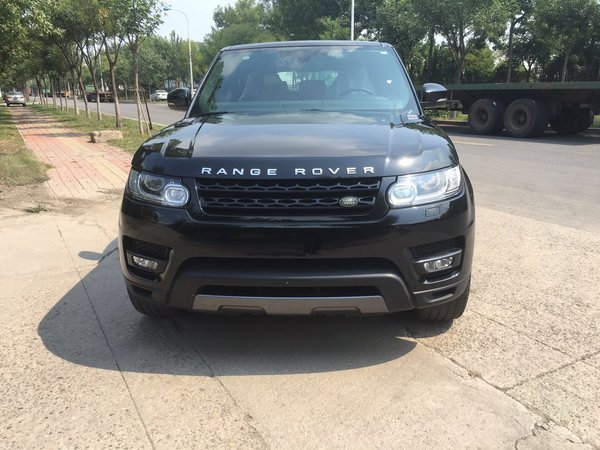 外观方面:2016款路虎揽胜运动版增加了影子斑木内饰轮廓略呈现锥形