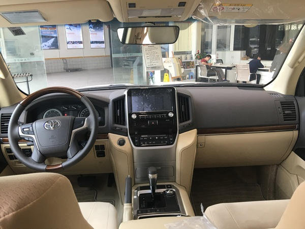 新款丰田陆地巡洋舰4600中东版 v8报价