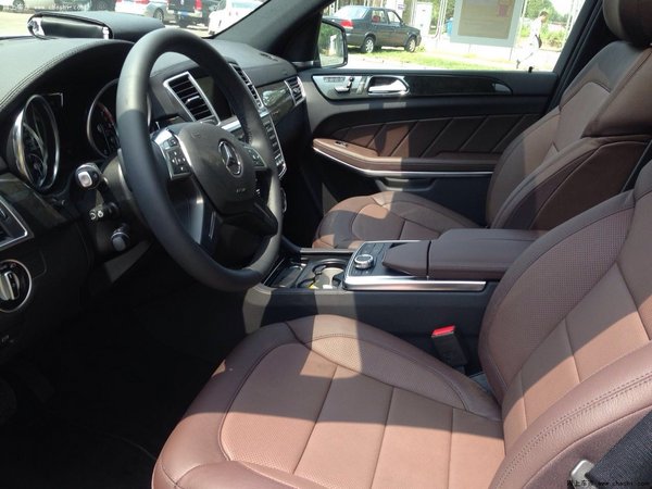 新款奔驰gl550 实拍越野战将揭幕内部价