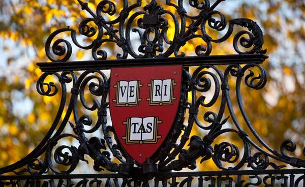 哈佛大学校徽刻有"veritas",意为真理