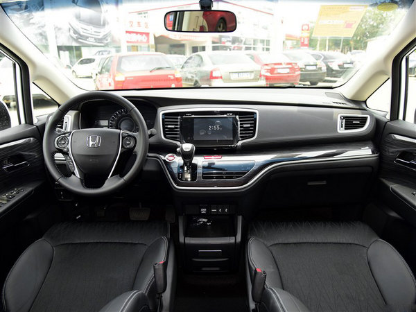 内饰方面:新款奥德赛进行了颠覆性的变化,与2014款车型的内饰放在一起