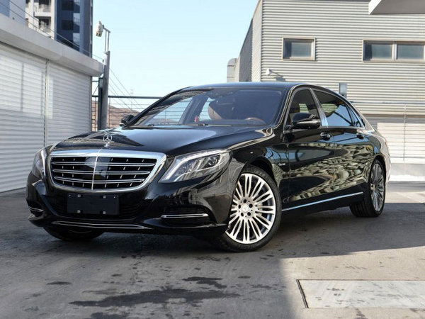 虽然与奔驰s级师出同门,但是外形与迈巴赫62全面靠拢,横幅式进气格栅