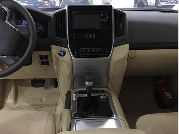 内饰方面,2017款丰田霸道在车身的内部集中了十分豪华的装潢组件和