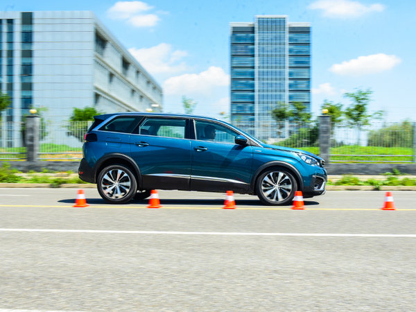 谁说体型大站不住清华测试标致5008制动性