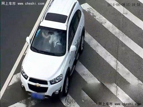 男女高速路上停车激吻3分钟被监控拍下