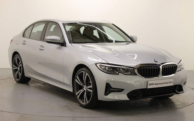 宝马3系海外实拍曝光搭2.0t内配悬浮式双联屏-图1