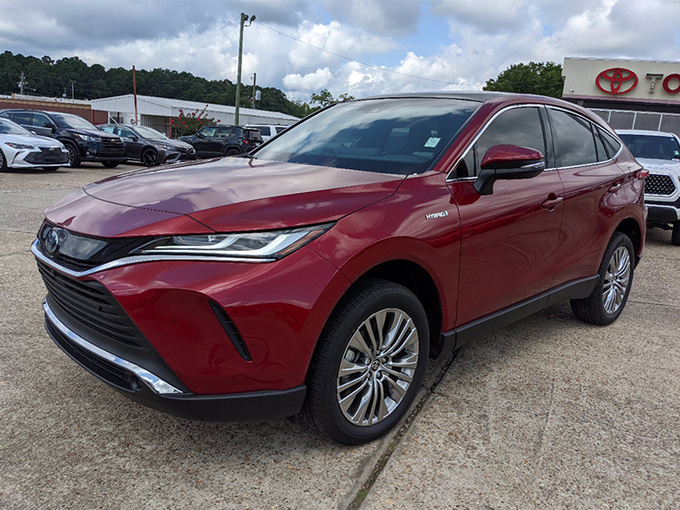 丰田全新轿跑SUV实拍与RAV4同平台/国内11月发布-图1