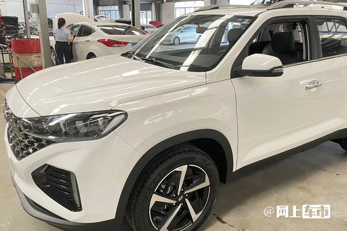 北京现代新iX35曝光换索纳塔式尾灯 上半年上市-图1