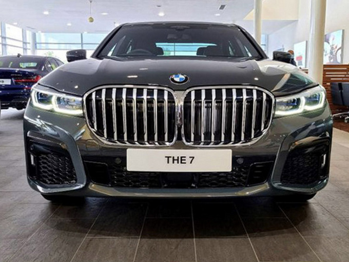 宝马新款7系海外实拍 前脸大变样 搭3.0t引擎-图1