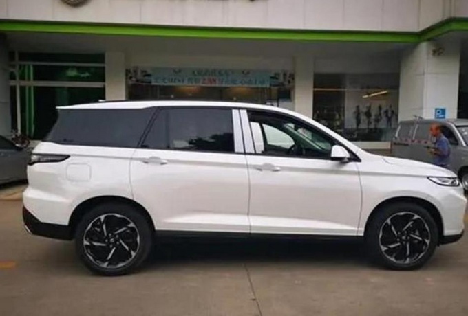 新宝骏RS-7到店实拍 搭1.5T/有望于年内上市-图2