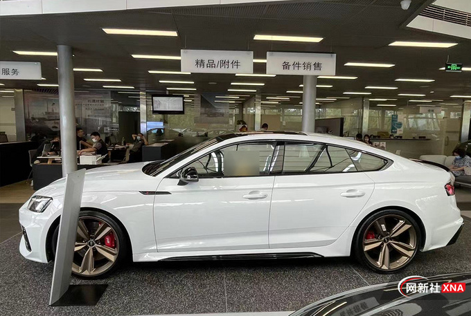 新款奥迪RS5到店实拍83.68万起 零百加速3.9秒-图3