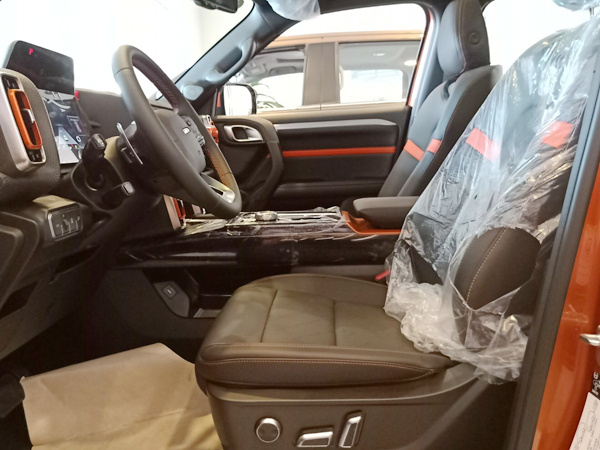 哈弗大狗的前排座椅座垫宽大,表面采用了皮质材料进行包裹,内部填充