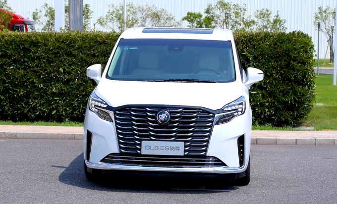 新gl8 es陆尊除了周身没有尊贵的avenir标识外,其中网细节其实也与