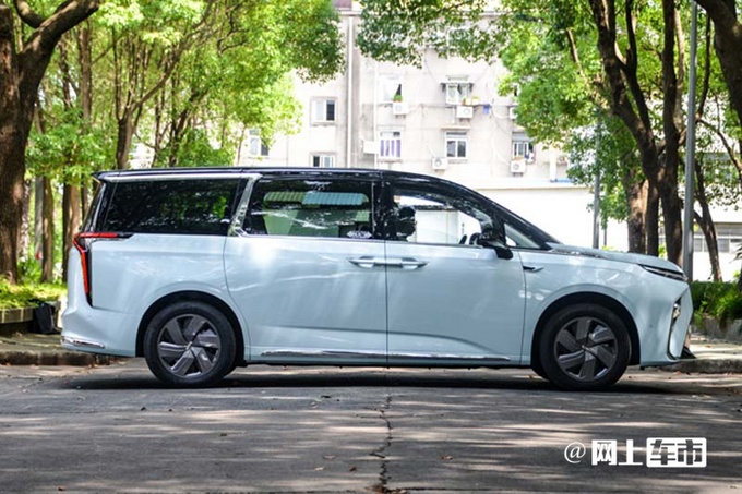 上汽大通G90油改电变身MIFA 9 上市就降1万元-图2