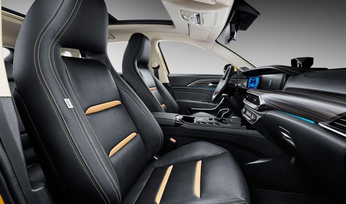 即便定位于紧凑级suv,t77 pro的后排腿部空间也有两拳的距离,而且有