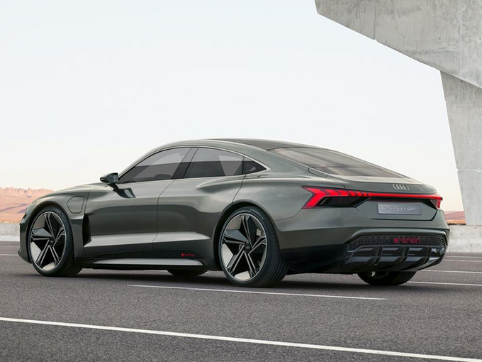 03-01 14:10近日海外汽车媒体曝光了一组奥迪全新纯电跑车——e- tron