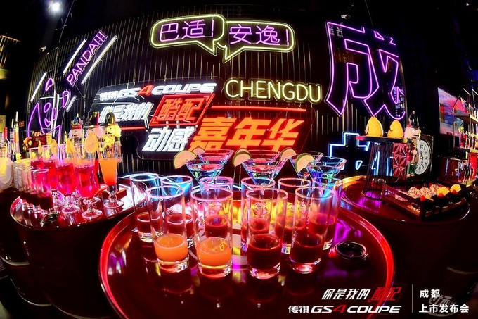 现场以赛博朋克风格设计,霓虹闪烁与轻金属美陈打造动感酷配嘉年华