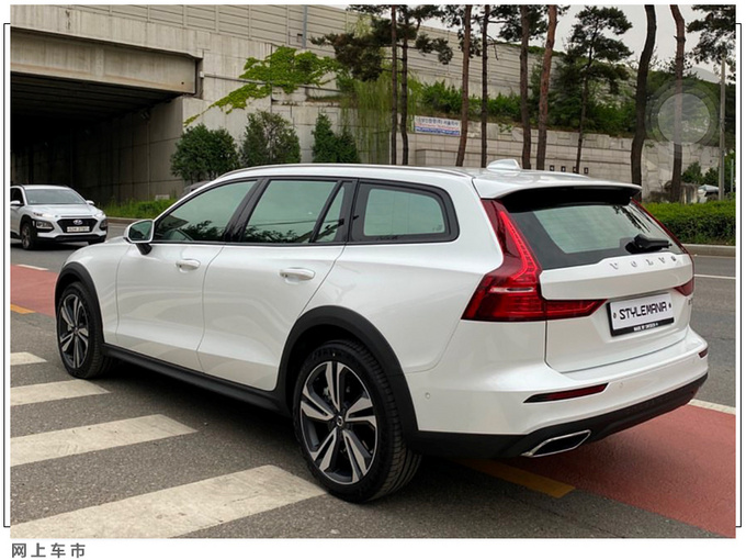 沃尔沃V60增高版街拍 全系配2.0T引擎+四驱系统-图4