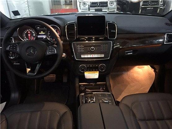 2018款奔驰gls450内饰部分也焕然一新,中控液晶屏升级到了8英寸,显示