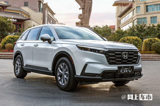 全新cr-v造型有着较大变化,中网面积更大,两侧led灯组更为修长,跟前几