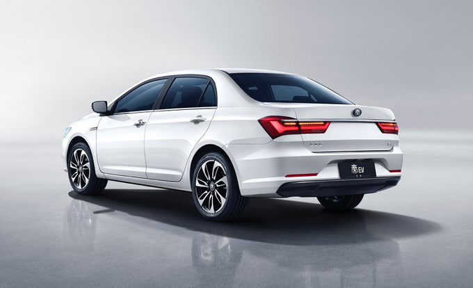 续航比肩特斯拉model3全新秦ev定妆图曝光