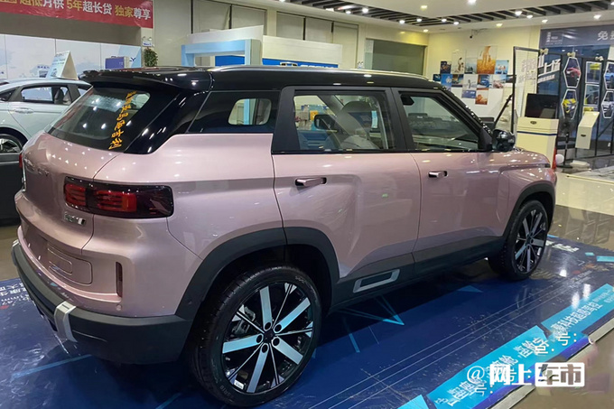 吉利icon巧克力提供"纯真白巧"与"咖啡生巧"两种内饰主题配色,装配由