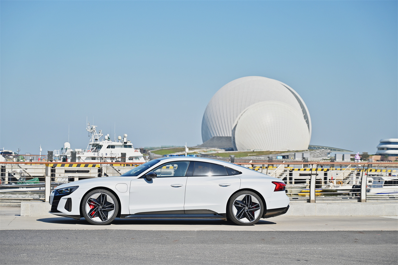 一车可享三连 奥迪首款纯电高性能豪华休旅跑车rs e-tron gt-图20