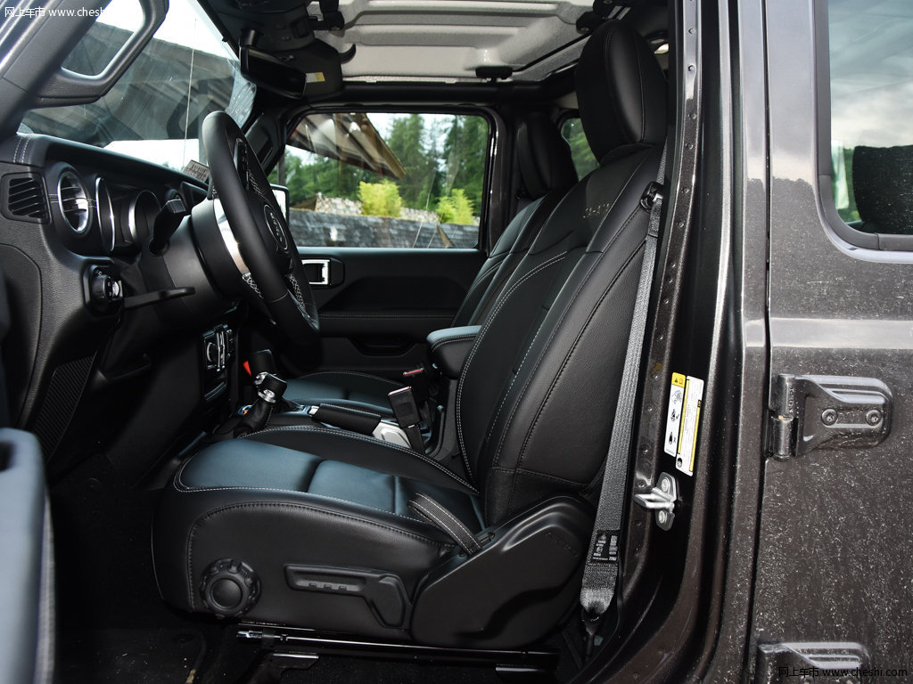 陨石灰牧马人 2018款 2.0t sahara四门版座椅空间图片(3/17)_网上车市