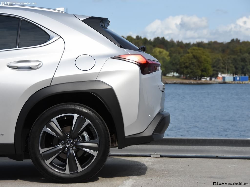 雷克萨斯ux 图片