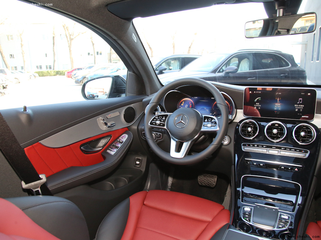 红色奔驰glc coupe(进口) 2020款 glc 260 4matic轿跑suv内饰中控图片