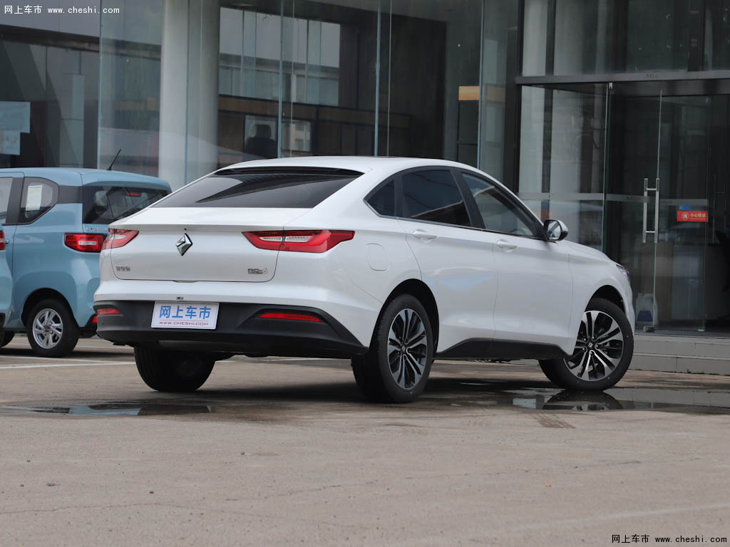 白色新宝骏rc-6 2019款 1.