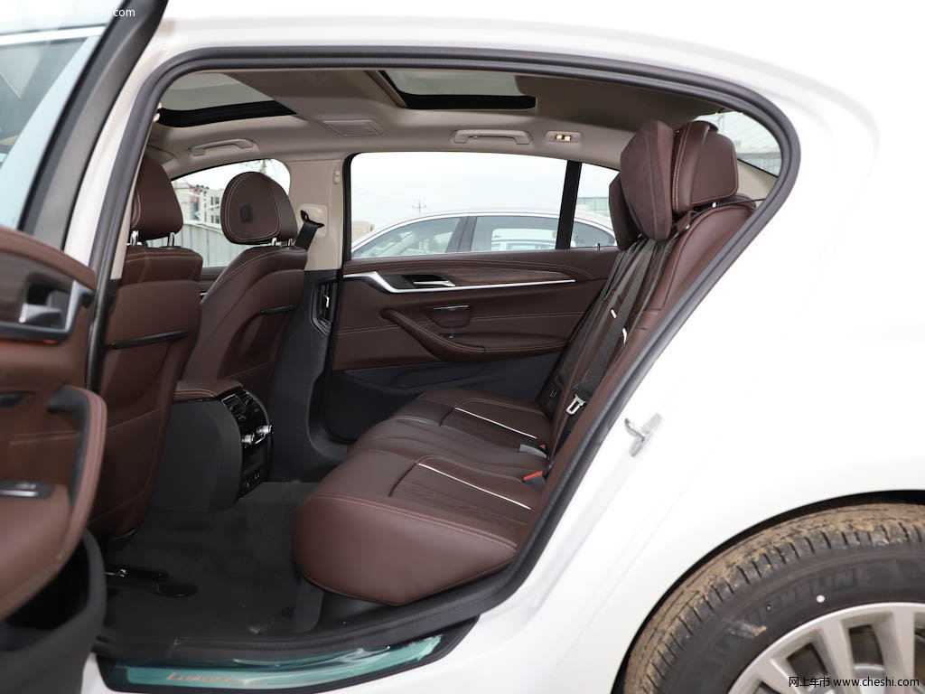 摩卡色宝马5系 2020款 530li 领先型豪华套装座椅空间图片(4/19)_网上