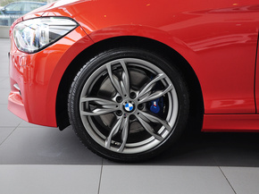 宝马(进口)  改款 M135i 前轮整体照片