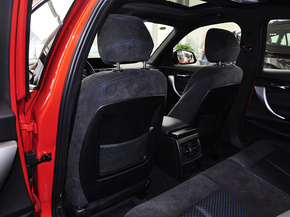 宝马(进口)  改款 M135i 第一排座椅靠背后方