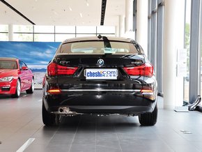 宝马(进口) 528i 2.0T AT 车辆正后方尾部视角