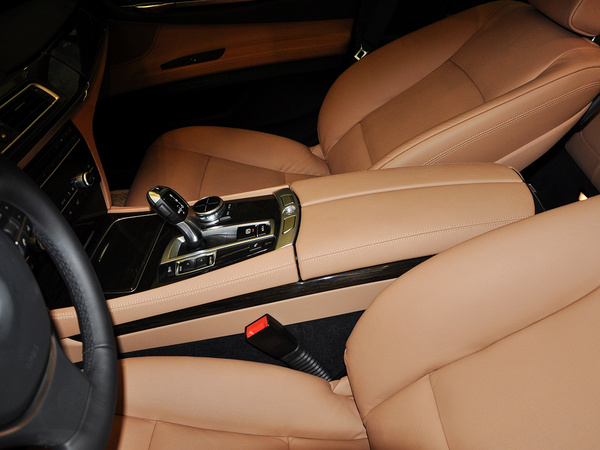 宝马(进口)  730Li 3.0L 前排座椅中央中间