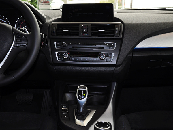 宝马(进口)  改款 M135i 中控仪表台总特写