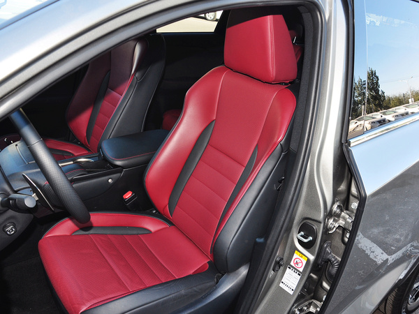 雷克萨斯 200t 驾驶席座椅前45度视图