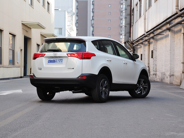 一汽丰田  2.0L CVT 车辆右侧尾部视角