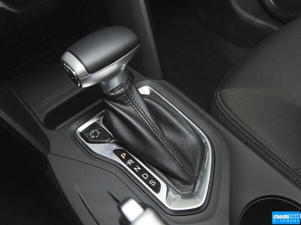 广汽传祺  200T G-DCT 挂档把手特写