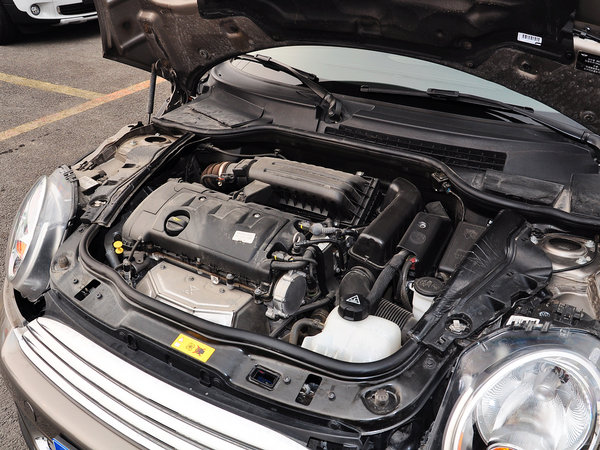 mini  one 1.6l at 发动机主体特写