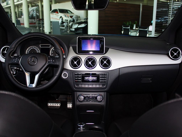 奔驰(进口)  b200 1.6t 中控台整体