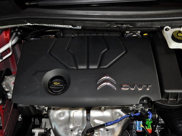 东风雪铁龙  两厢 1.6l 自动 发动机主体特写