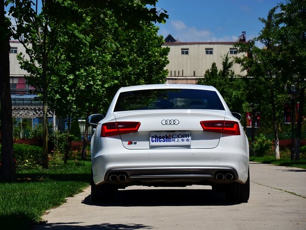 奥迪(进口)  4.0t dct 车辆正后方尾部视角