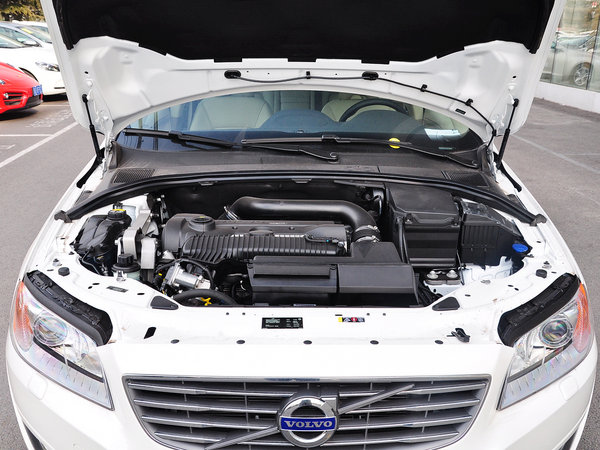 沃尔沃 t5 2.0t 自动 发动机局部特写