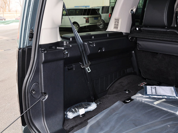 路虎  3.0 v6 sc 后备箱左侧功能特写